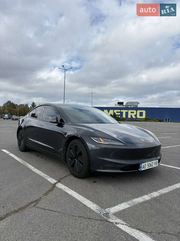 Седан Tesla Model 3 2024 в 