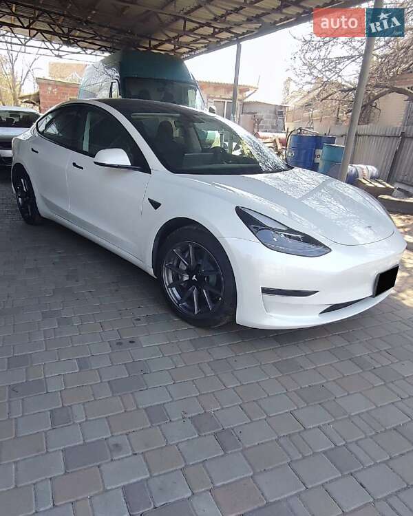 Седан Tesla Model 3 2023 в 