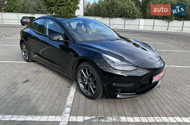 Седан Tesla Model 3 2022 в 