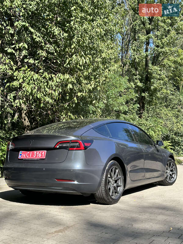Седан Tesla Model 3 2020 в Ужгороді