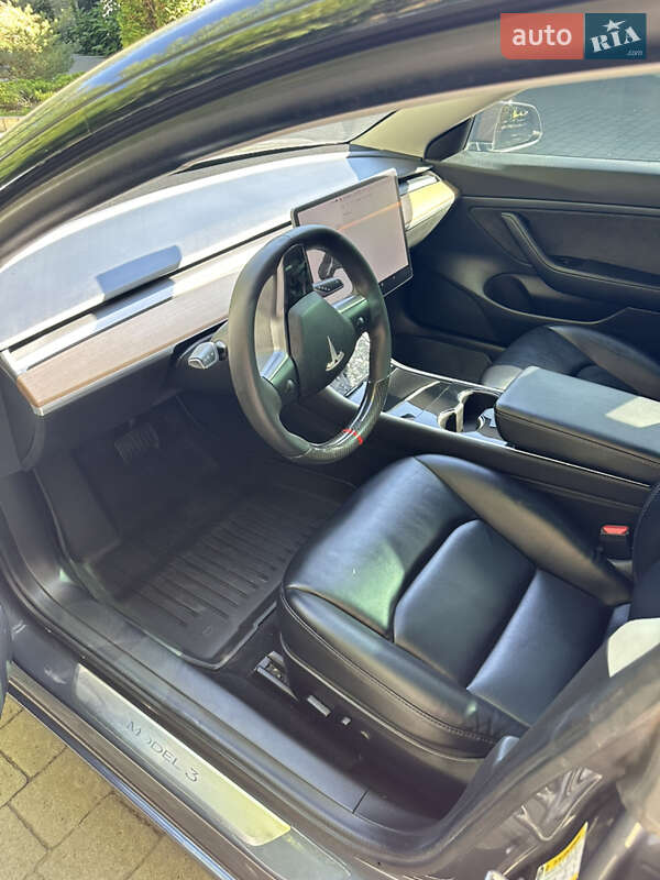 Седан Tesla Model 3 2020 в Ужгороді