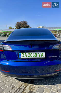 Седан Tesla Model 3 2022 в 