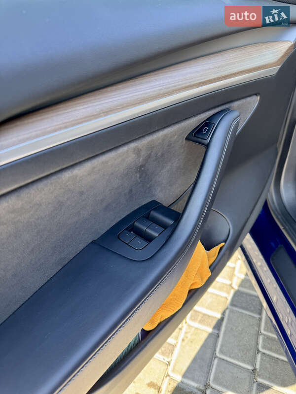 Седан Tesla Model 3 2022 в Кропивницькому