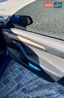 Седан Tesla Model 3 2022 в 