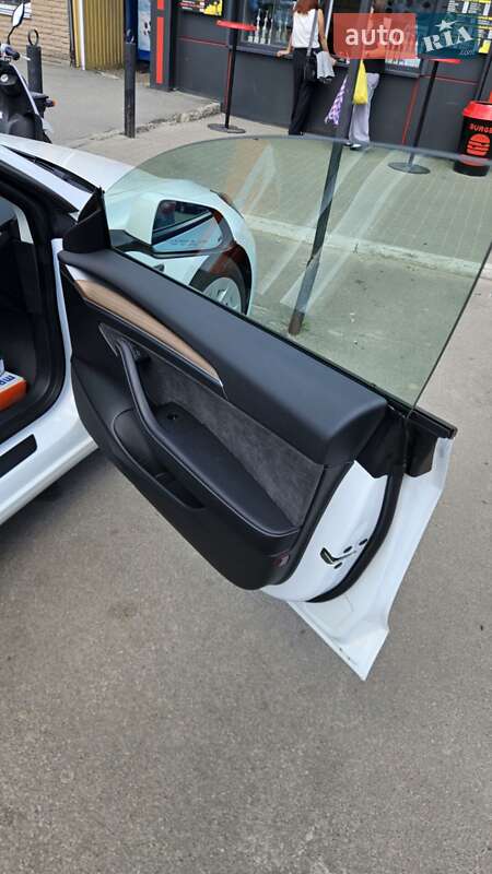 Седан Tesla Model 3 2023 в Києві