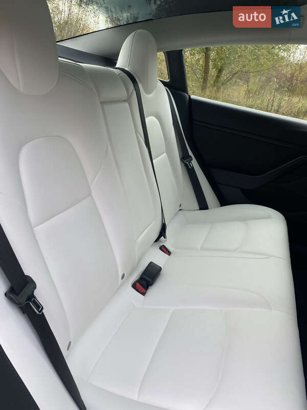 Седан Tesla Model 3 2021 в Киеве