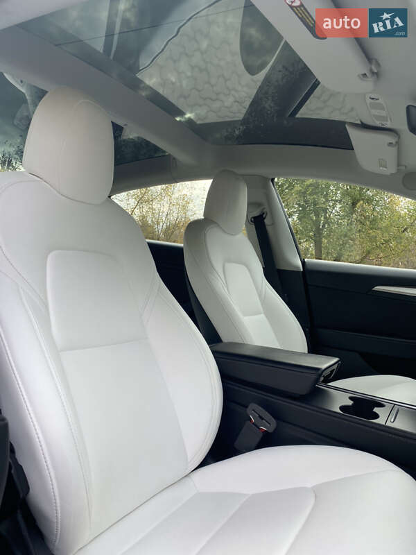 Седан Tesla Model 3 2021 в Киеве