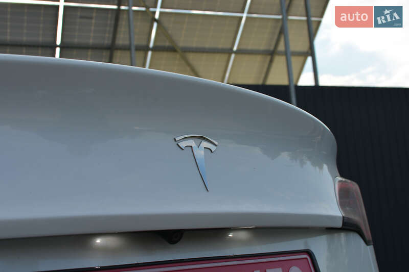 Седан Tesla Model 3 2022 в Самборе