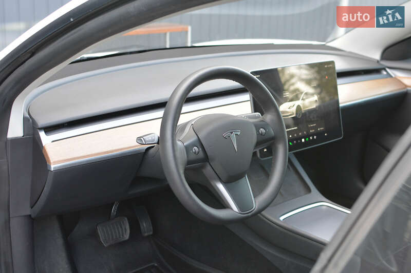 Седан Tesla Model 3 2022 в Самборе