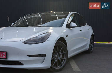 Седан Tesla Model 3 2022 в 