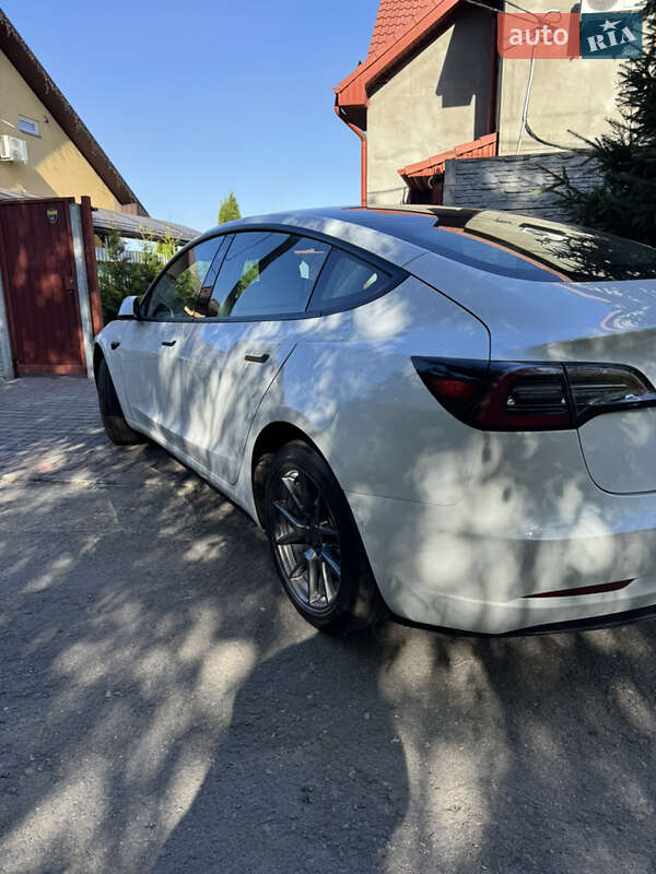 Седан Tesla Model 3 2021 в Кам'янському