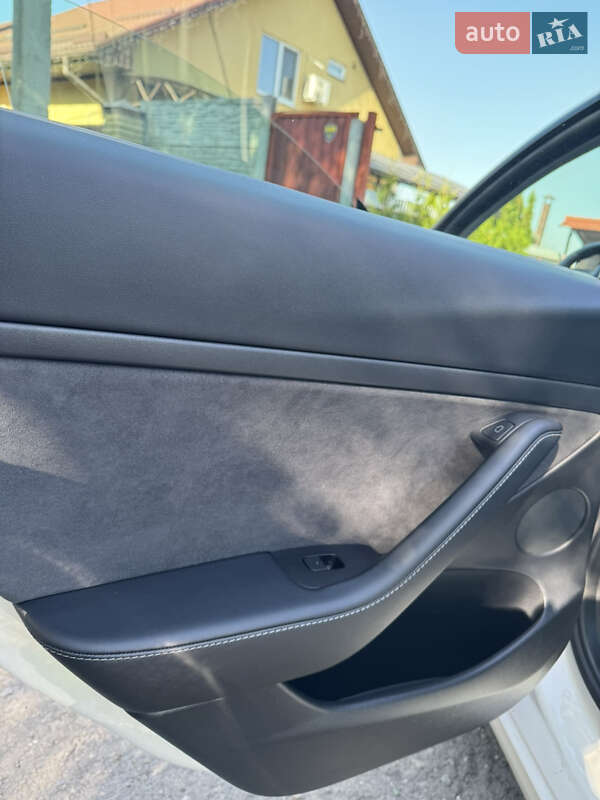 Седан Tesla Model 3 2021 в Кам'янському