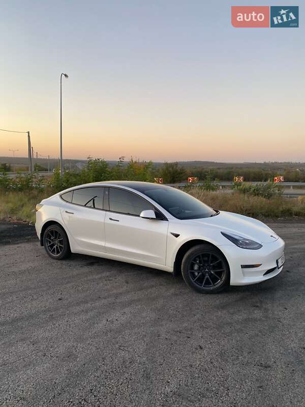 Седан Tesla Model 3 2021 в 