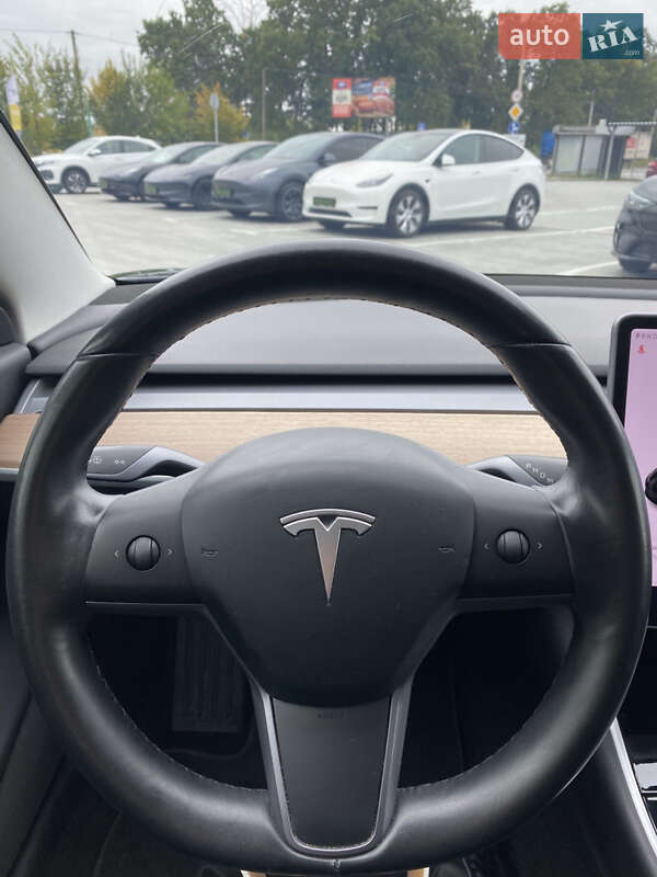 Седан Tesla Model 3 2018 в Києві