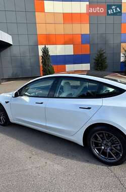Седан Tesla Model 3 2021 в 