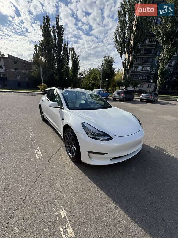 Седан Tesla Model 3 2021 в 