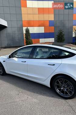 Седан Tesla Model 3 2021 в 