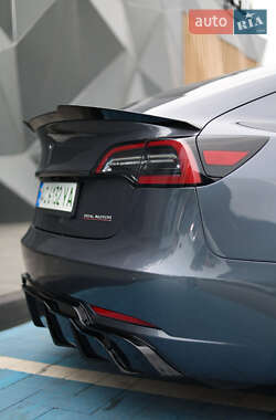Седан Tesla Model 3 2021 в 