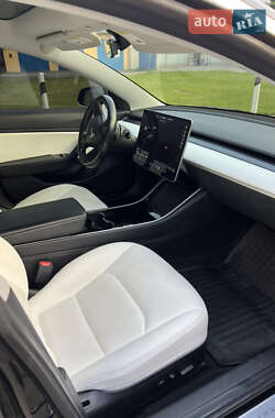 Седан Tesla Model 3 2019 в 