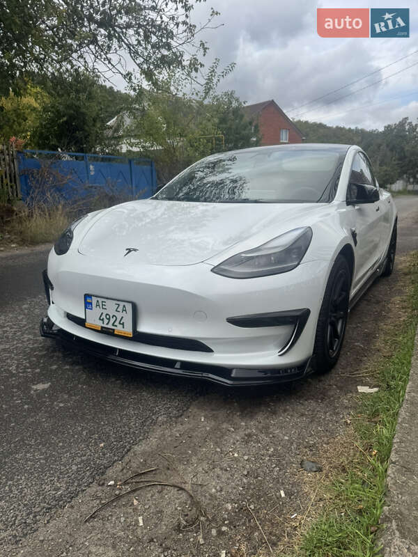 Седан Tesla Model 3 2021 в 