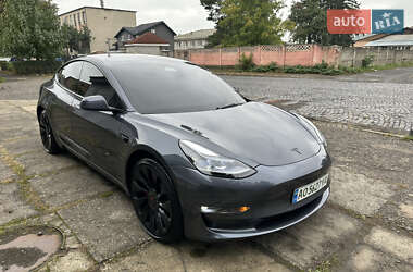 Седан Tesla Model 3 2022 в 