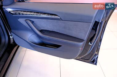 Седан Tesla Model 3 2023 в 