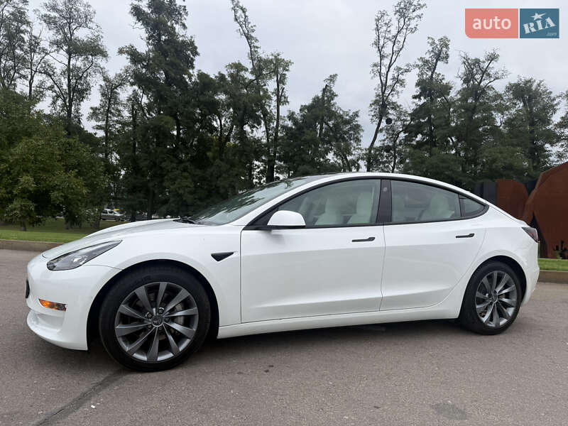 Седан Tesla Model 3 2021 в Києві