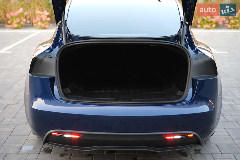 Седан Tesla Model 3 2024 в Луцке