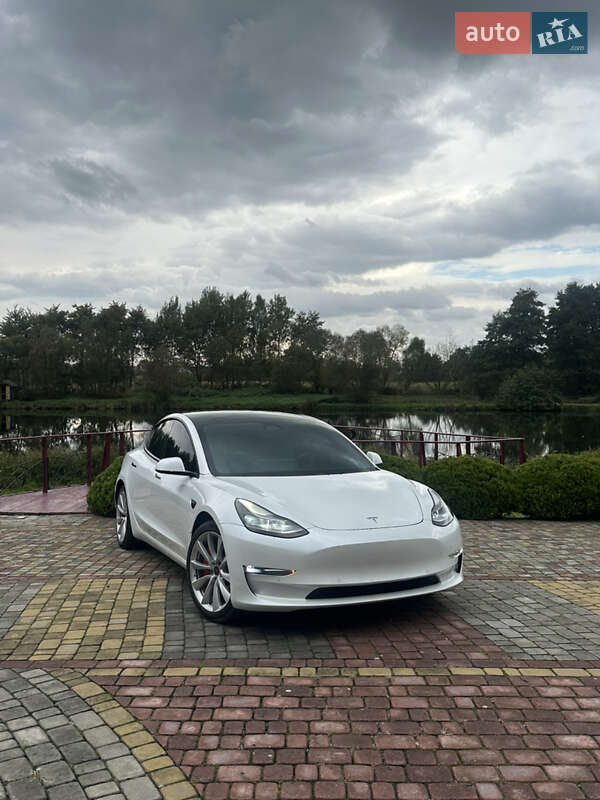 Седан Tesla Model 3 2021 в Пустомытах