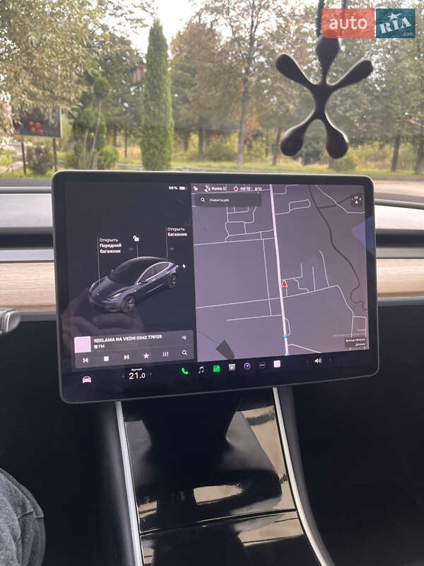 Седан Tesla Model 3 2018 в Долині