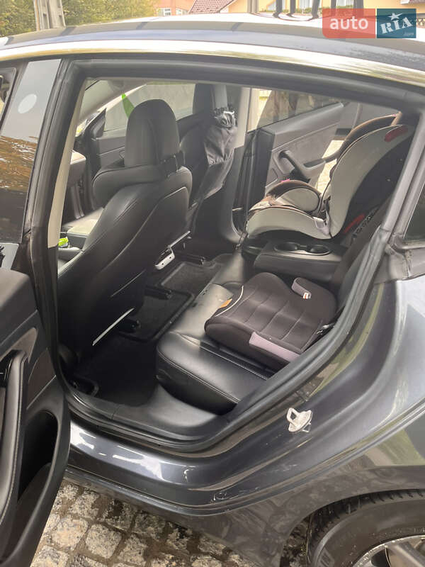 Седан Tesla Model 3 2018 в Долині