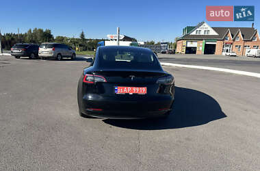 Седан Tesla Model 3 2022 в 