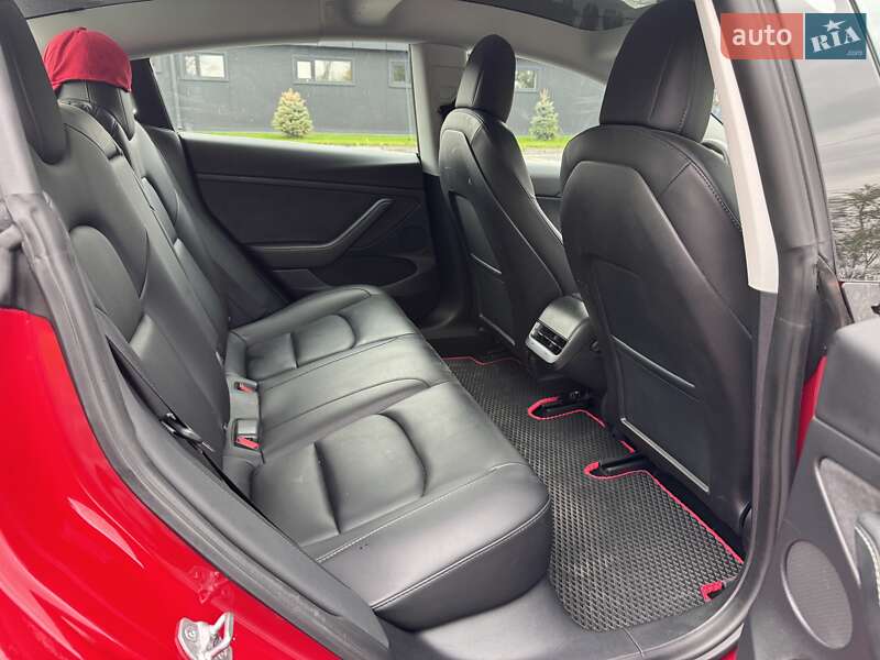 Седан Tesla Model 3 2021 в Пирятині