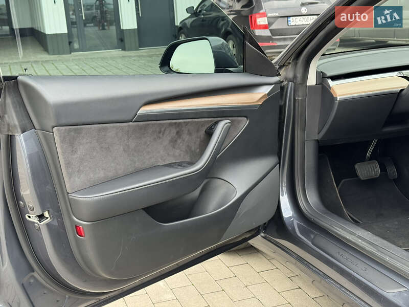 Седан Tesla Model 3 2023 в Ровно