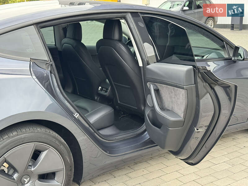 Седан Tesla Model 3 2023 в Ровно