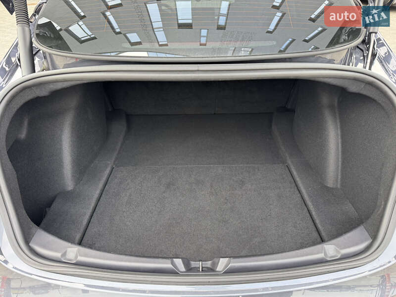 Седан Tesla Model 3 2023 в Ровно
