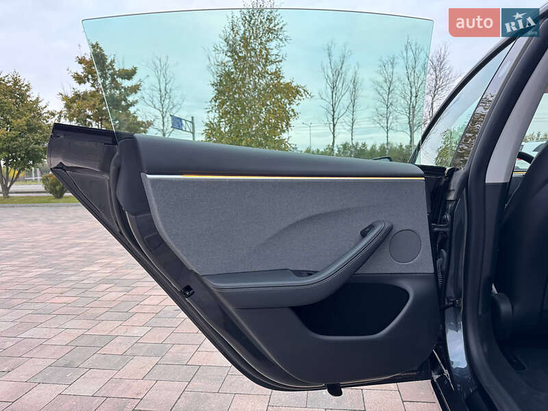 Седан Tesla Model 3 2024 в Івано-Франківську