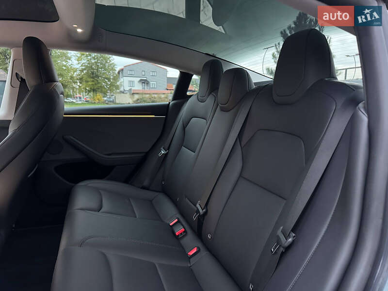 Седан Tesla Model 3 2024 в Івано-Франківську