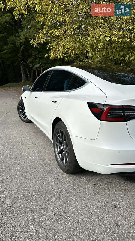 Седан Tesla Model 3 2019 в Трускавце