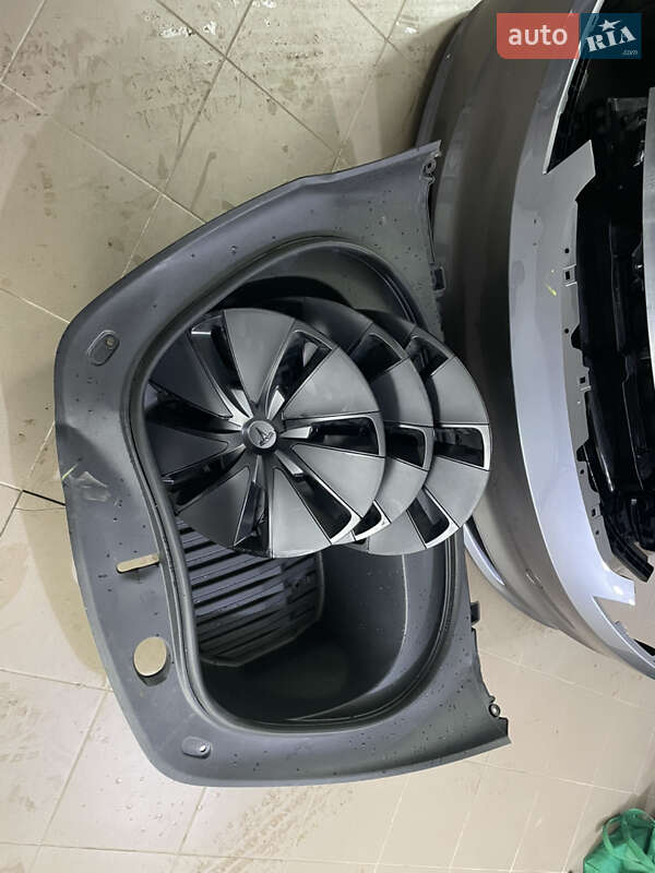 Седан Tesla Model 3 2025 в Бродах