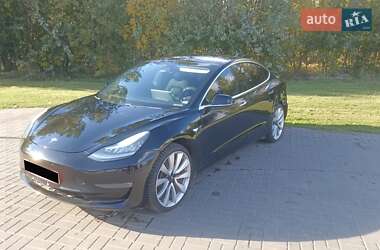 Седан Tesla Model 3 2019 в Володимирі