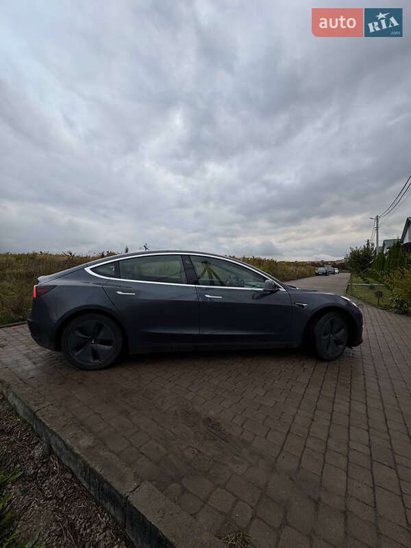 Седан Tesla Model 3 2020 в Рівному