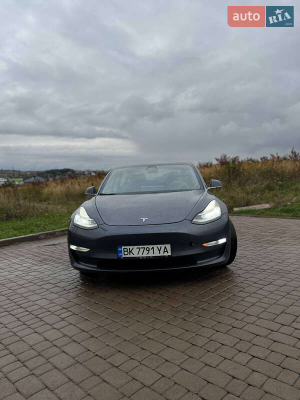 Седан Tesla Model 3 2020 в Рівному