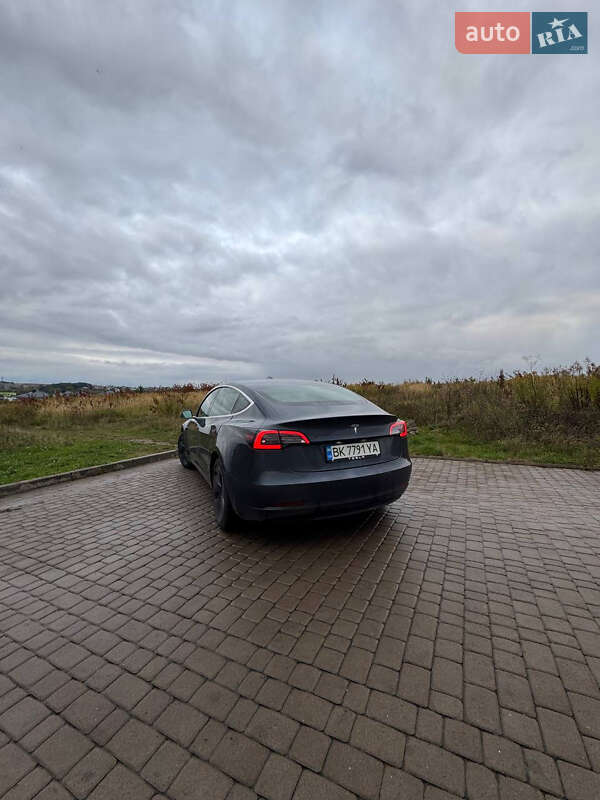 Седан Tesla Model 3 2020 в Рівному