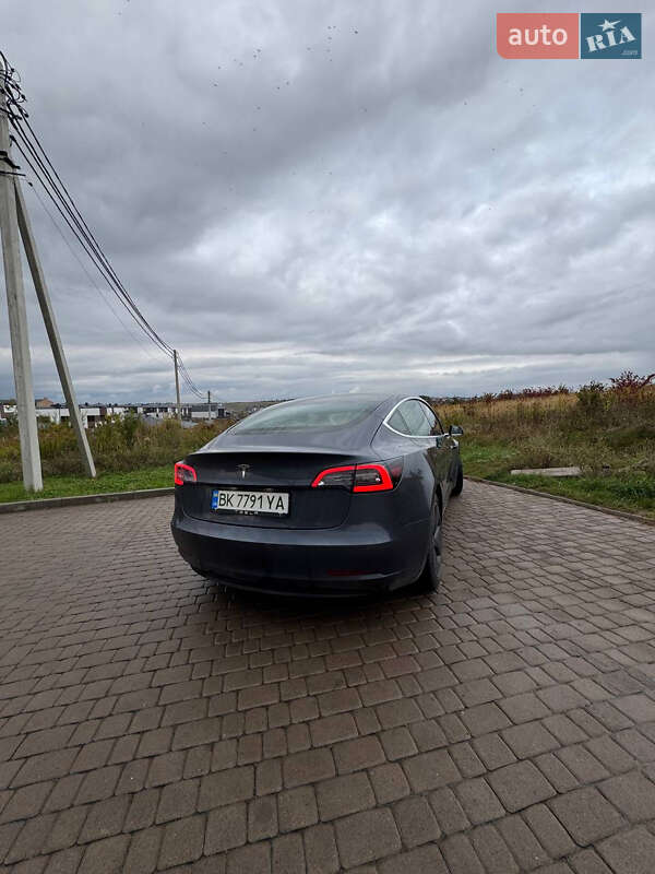 Седан Tesla Model 3 2020 в Рівному