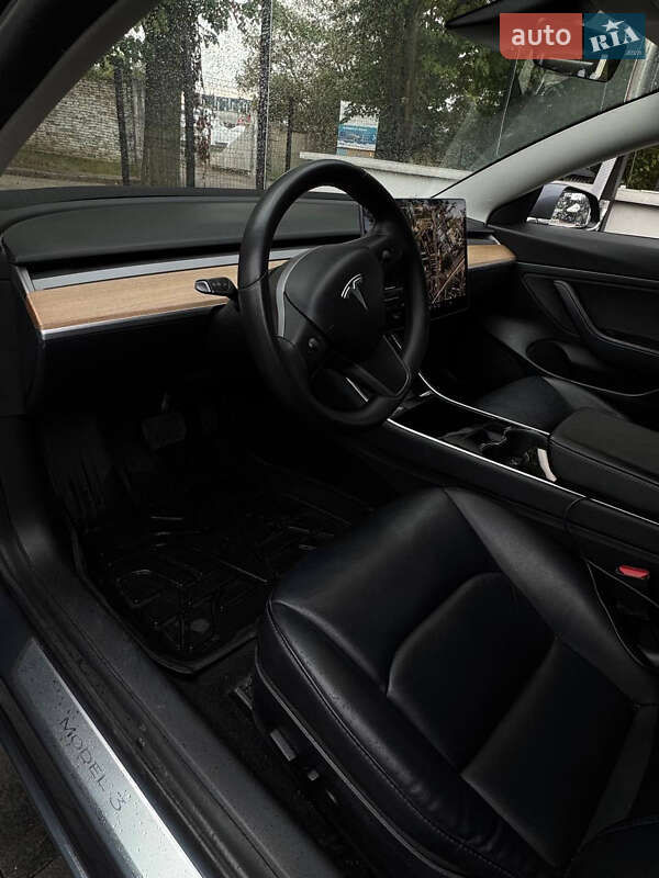 Седан Tesla Model 3 2020 в Рівному
