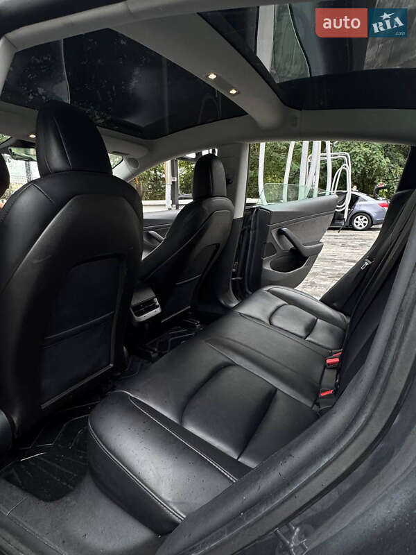Седан Tesla Model 3 2020 в Рівному