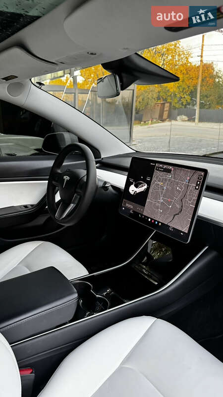 Седан Tesla Model 3 2020 в Івано-Франківську