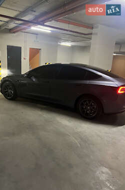 Седан Tesla Model 3 2023 в 