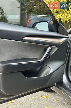 Седан Tesla Model 3 2022 в 
